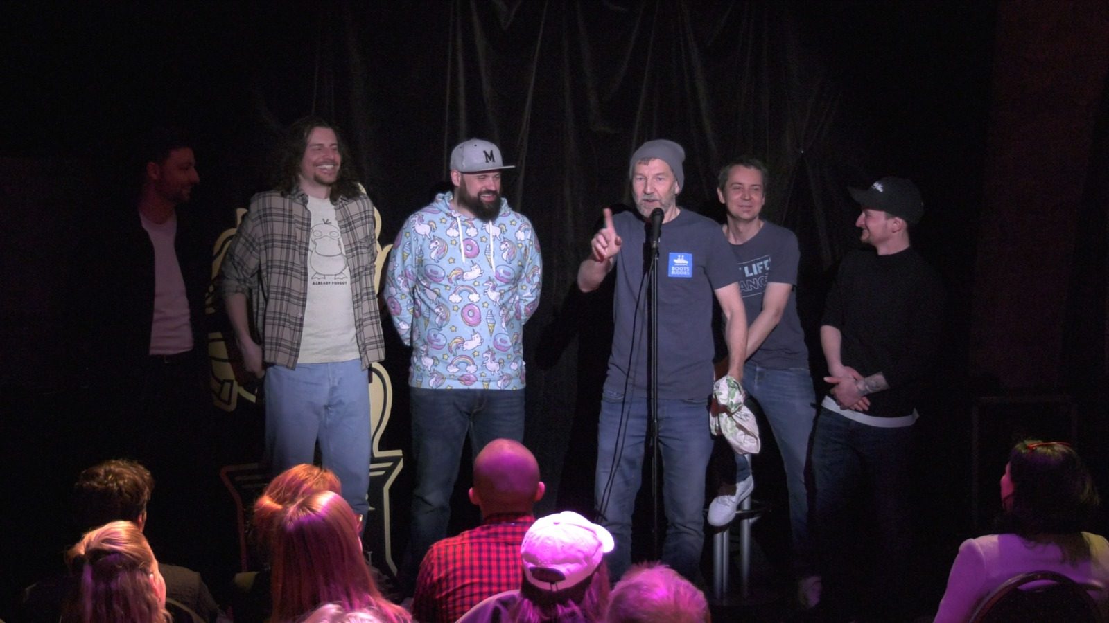 Lineup von Comedians auf der Bühne bei einem Workshop-Abschluss